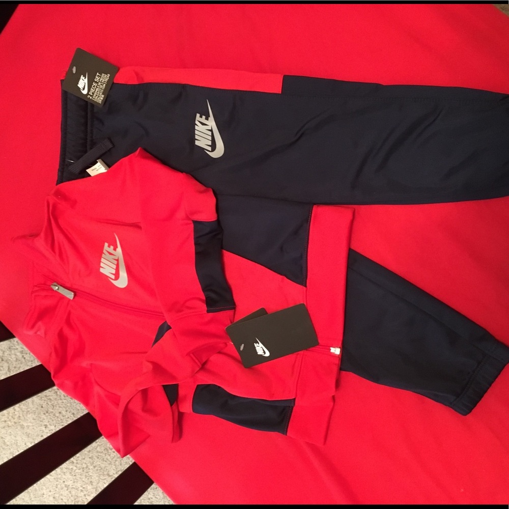 Kids size 4 Nike jogging suit